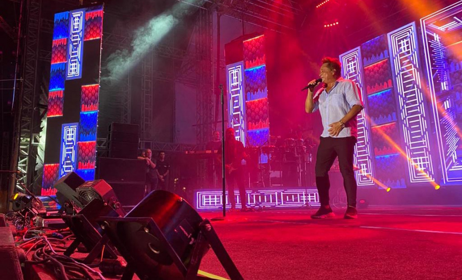 Praias de Matinhos e Pontal lotam durante shows de Leonardo e da dupla Bruno & Barretto