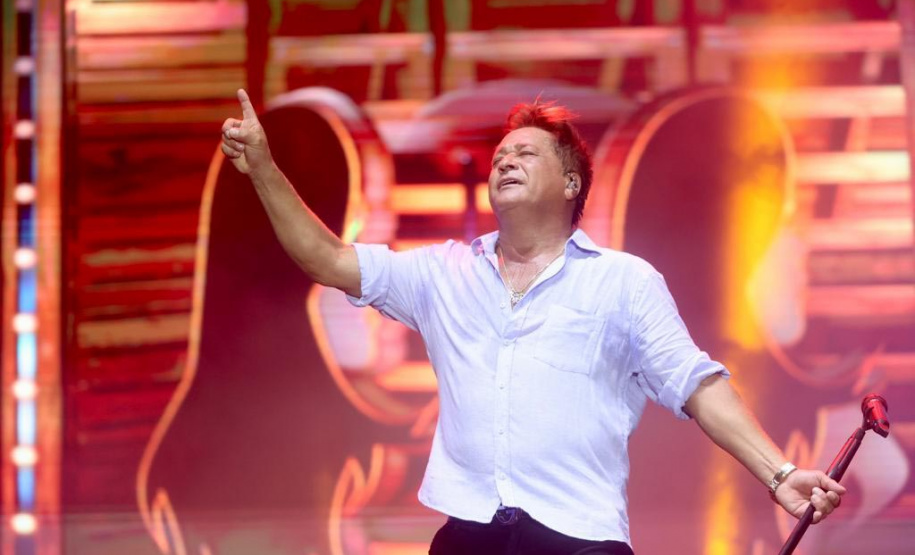 Praias de Matinhos e Pontal lotam durante shows de Leonardo e da dupla Bruno & Barretto