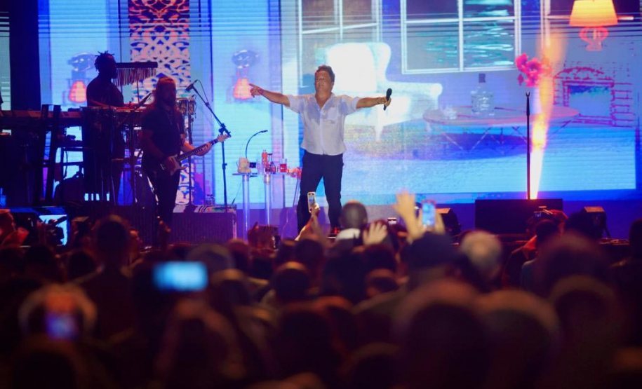 Praias de Matinhos e Pontal lotam durante shows de Leonardo e da dupla Bruno & Barretto