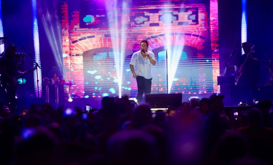 Praias de Matinhos e Pontal lotam durante shows de Leonardo e da dupla Bruno & Barretto