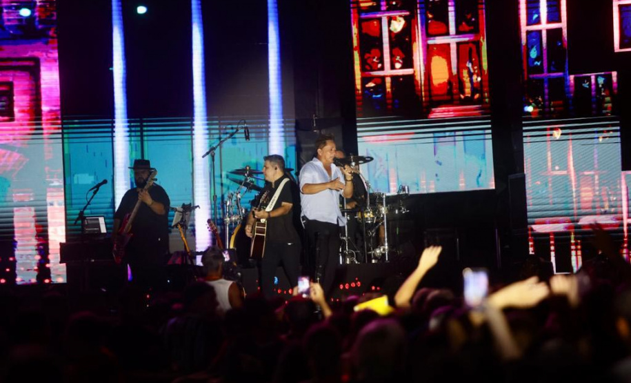 Praias de Matinhos e Pontal lotam durante shows de Leonardo e da dupla Bruno & Barretto