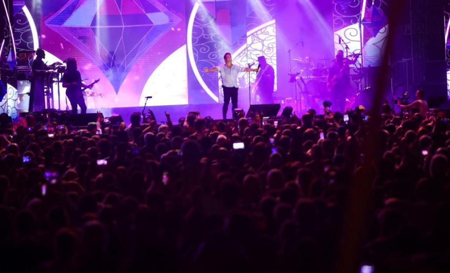 Praias de Matinhos e Pontal lotam durante shows de Leonardo e da dupla Bruno & Barretto