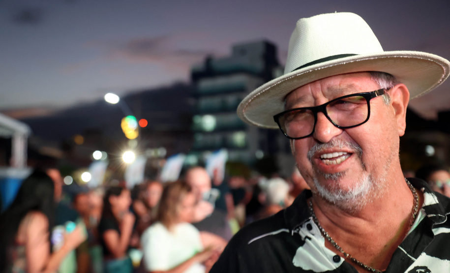 Praias de Matinhos e Pontal lotam durante shows de Leonardo e da dupla Bruno & Barretto