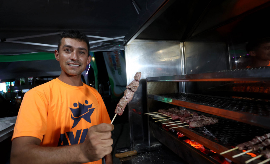 Praias de Matinhos e Pontal lotam durante shows de Leonardo e da dupla Bruno & Barretto