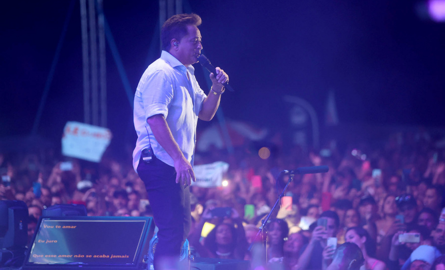 Praias de Matinhos e Pontal lotam durante shows de Leonardo e da dupla Bruno & Barretto