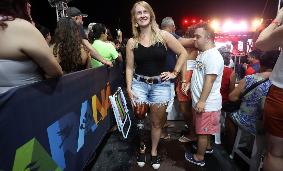 Praias de Matinhos e Pontal lotam durante shows de Leonardo e da dupla Bruno & Barretto