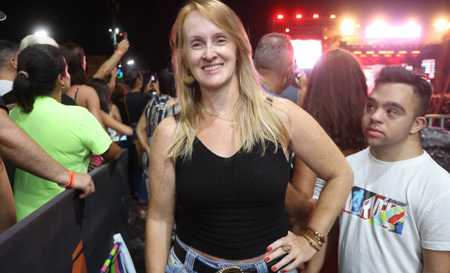 Praias de Matinhos e Pontal lotam durante shows de Leonardo e da dupla Bruno & Barretto