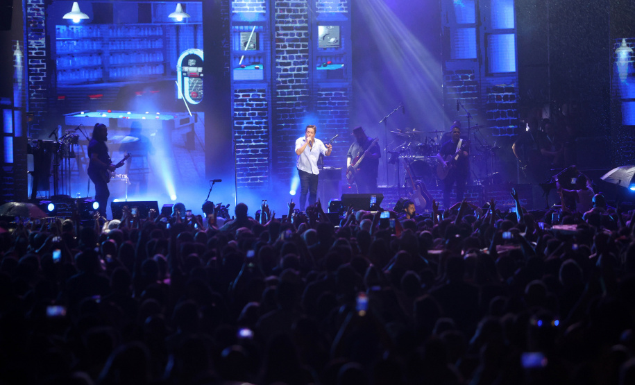 Praias de Matinhos e Pontal lotam durante shows de Leonardo e da dupla Bruno & Barretto