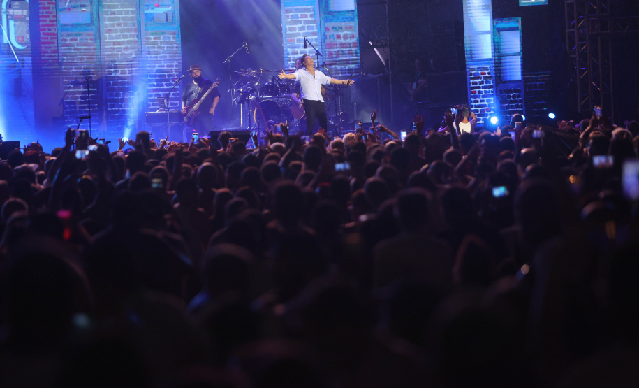 Praias de Matinhos e Pontal lotam durante shows de Leonardo e da dupla Bruno & Barretto