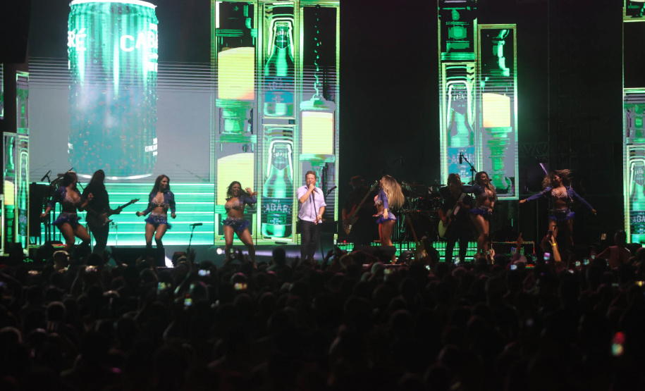 Praias de Matinhos e Pontal lotam durante shows de Leonardo e da dupla Bruno & Barretto