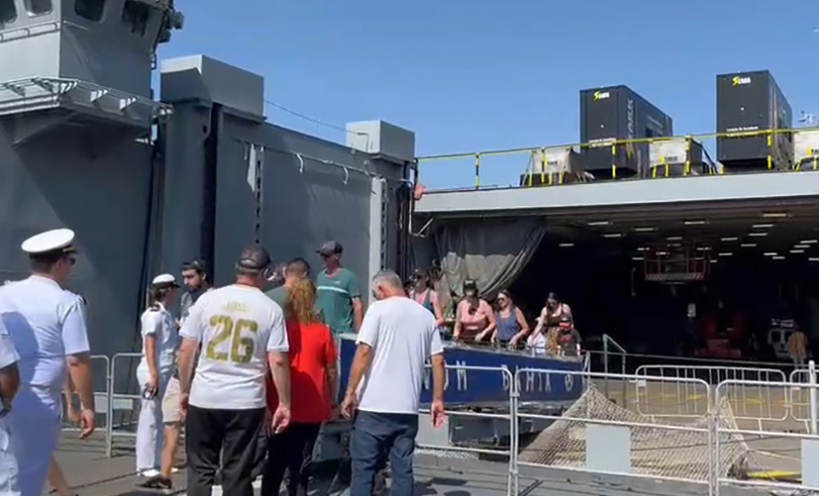 Mais de 3,5 mil pessoas visitam embarcações da Marinha no Porto de Paranaguá