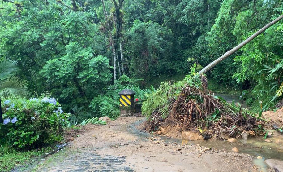 Novo deslizamento de terra bloqueia Estrada da Graciosa nesta quarta