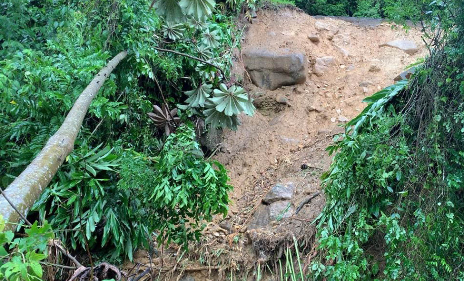 Novo deslizamento de terra bloqueia Estrada da Graciosa nesta quarta