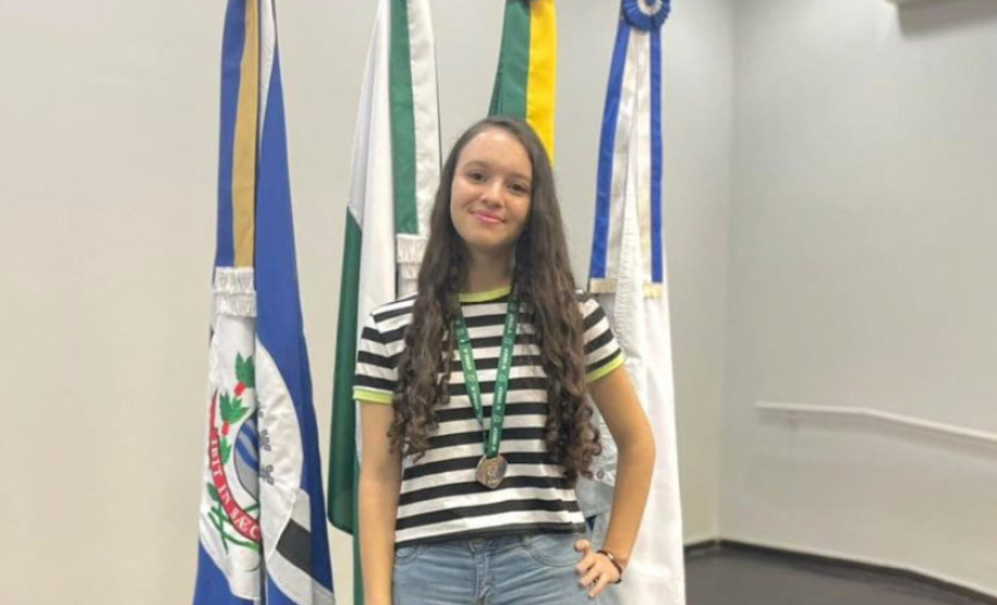 Aluna da rede estadual de ensino, no Norte Pioneiro, ganha bolsa integral para estudar na FGV-Rio