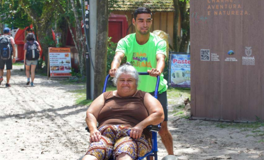 Cadeiras anfíbias facilitam deslocamentos de pessoas com deficiência na Ilha do Mel