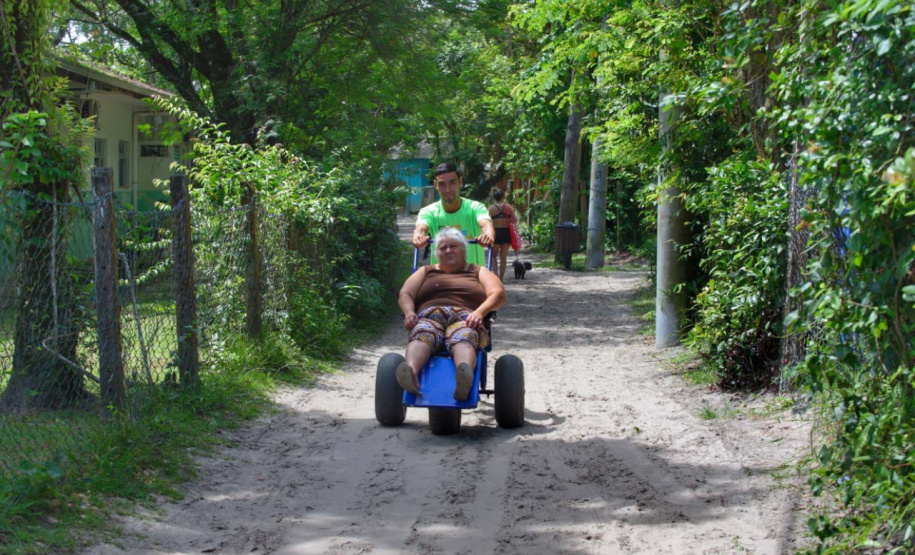 Cadeiras anfíbias facilitam deslocamentos de pessoas com deficiência na Ilha do Mel