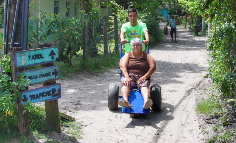 Cadeiras anfíbias facilitam deslocamentos de pessoas com deficiência na Ilha do Mel