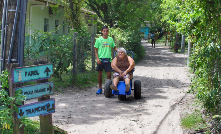 Cadeiras anfíbias facilitam deslocamentos de pessoas com deficiência na Ilha do Mel