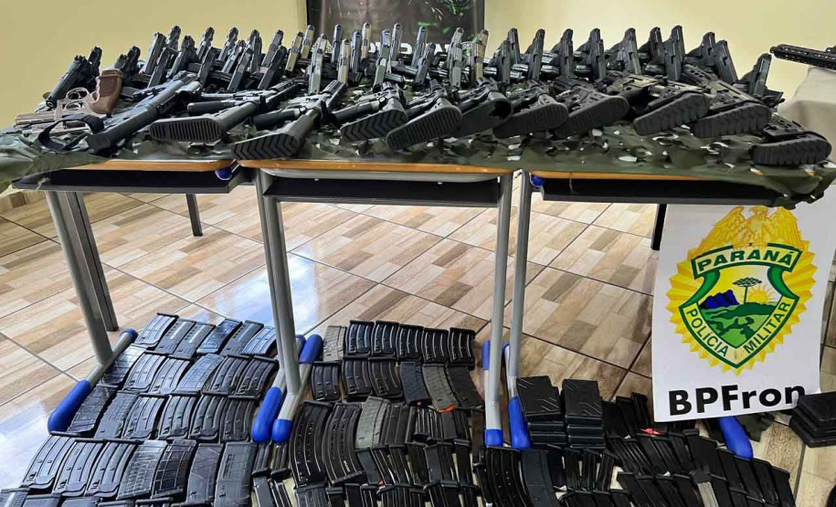 Polícia Militar apreende dois caminhões com 160 armas em Iporã e Perobal