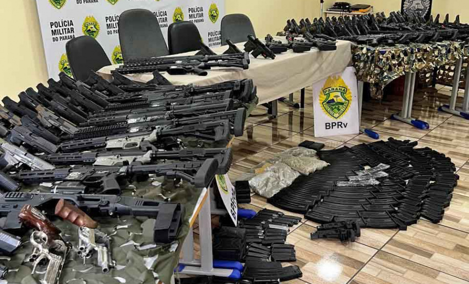 Polícia Militar apreende dois caminhões com 160 armas em Iporã e Perobal