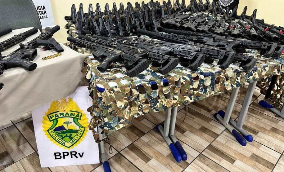 Polícia Militar apreende dois caminhões com 160 armas em Iporã e Perobal