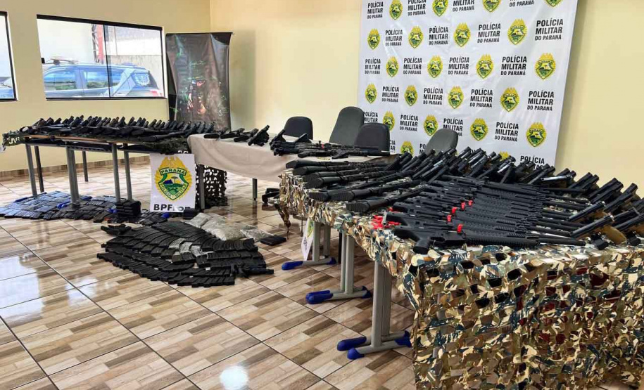 Polícia Militar apreende dois caminhões com 160 armas em Iporã e Perobal