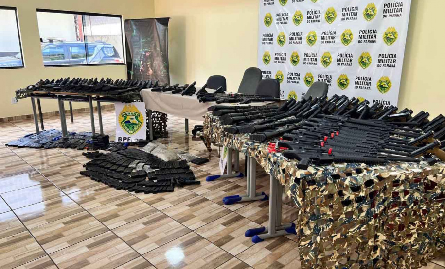 Polícia Militar apreende dois caminhões com 160 armas em Iporã e Perobal