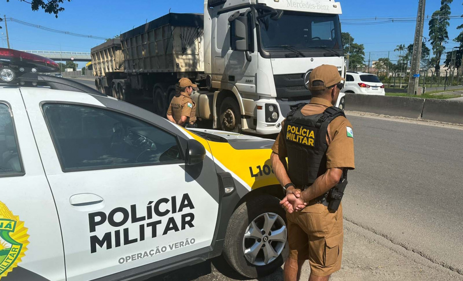 Polícia Militar recupera mais de 30 sacos com fertilizantes saqueados de caminhões em Paranaguá