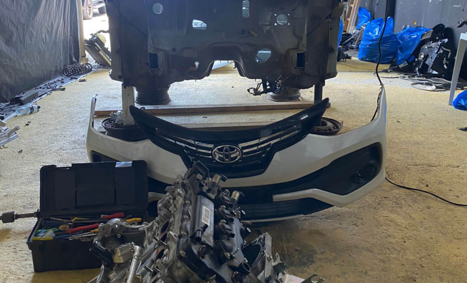 Polícia Militar prende quatro pessoas em barracão utilizado para desmanche de veículos roubados