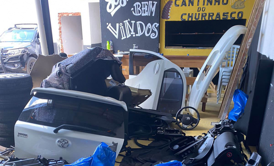 Polícia Militar prende quatro pessoas em barracão utilizado para desmanche de veículos roubados