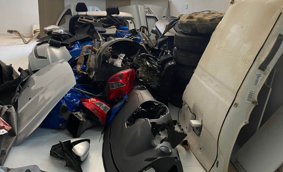 Polícia Militar prende quatro pessoas em barracão utilizado para desmanche de veículos roubados