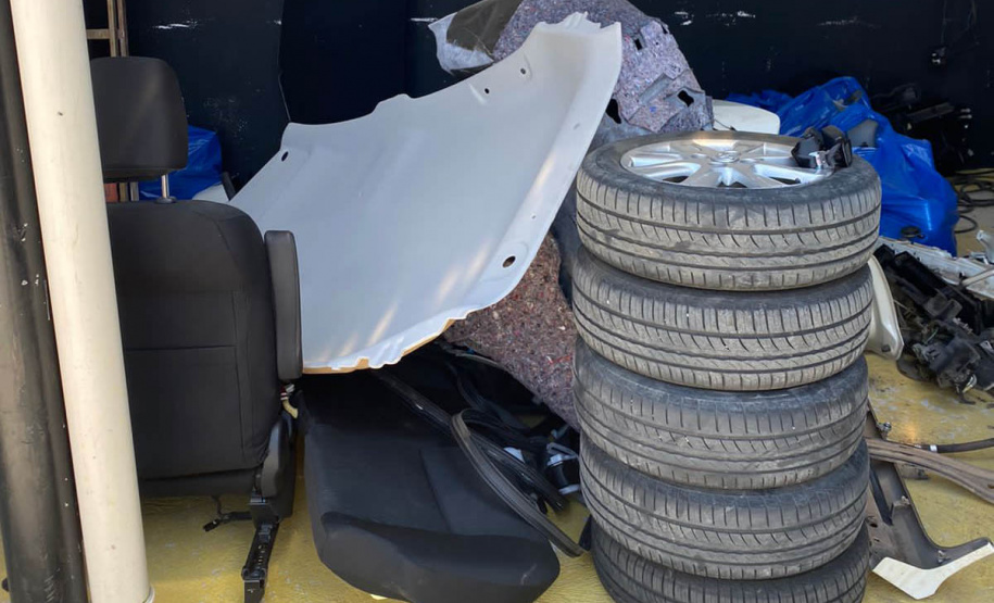 Polícia Militar prende quatro pessoas em barracão utilizado para desmanche de veículos roubados