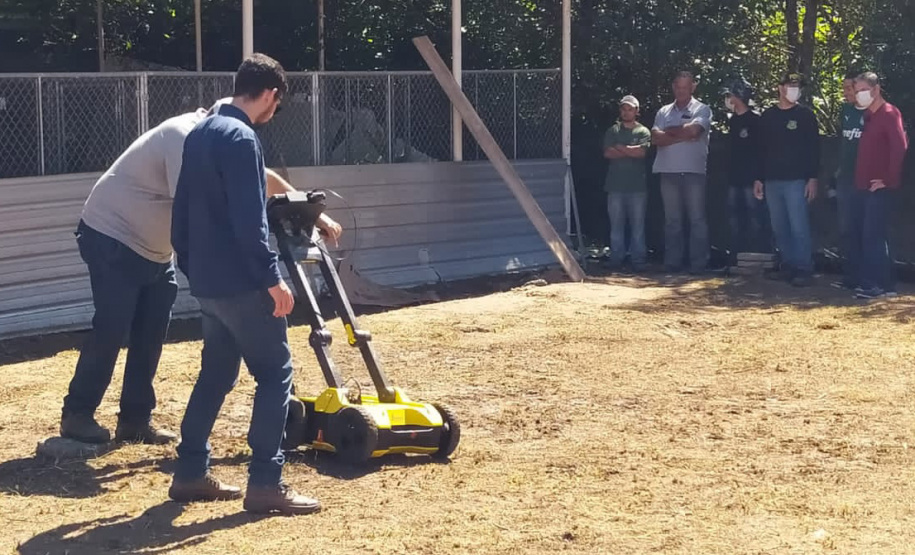 Polícia Científica encontra ossadas enterradas na casa dos 300 cães resgatados