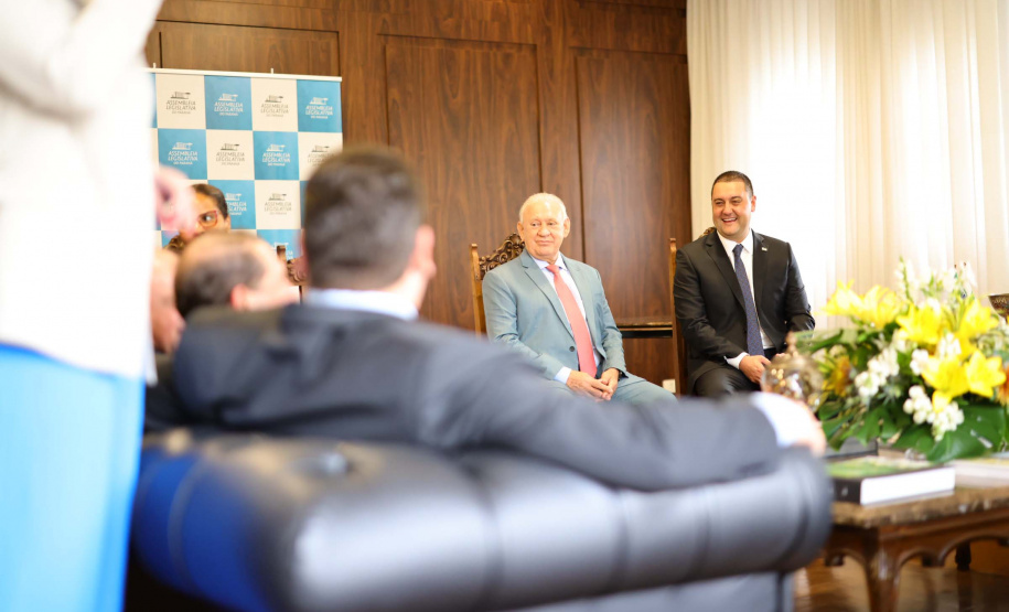 Na abertura dos trabalhos, Ratinho Junior entrega balanço de 2022 à Assembleia