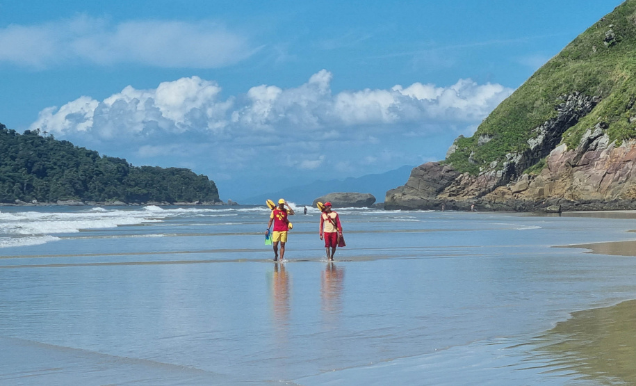 Corpo de Bombeiros foca na prevenção para reduzir ocorrências na Ilha do Mel durante o Verão Maior Paraná