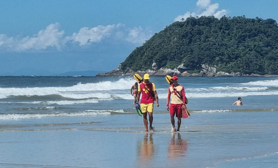 Corpo de Bombeiros foca na prevenção para reduzir ocorrências na Ilha do Mel durante o Verão Maior Paraná