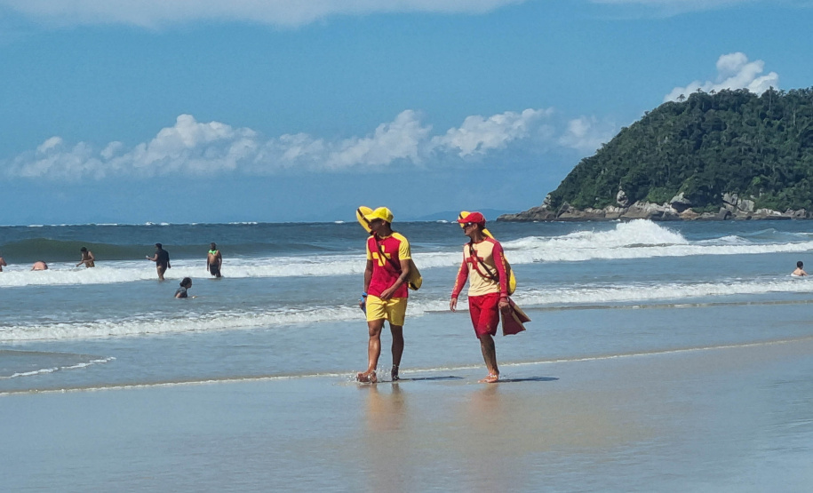 Corpo de Bombeiros foca na prevenção para reduzir ocorrências na Ilha do Mel durante o Verão Maior Paraná