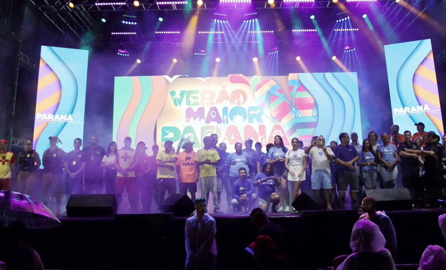 Em clima de pré-Carnaval, Ara Ketu e Sempre Tem espantam a chuva e animam o Litoral