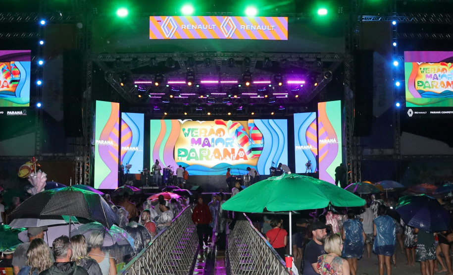 Em clima de pré-Carnaval, Ara Ketu e Sempre Tem espantam a chuva e animam o Litoral