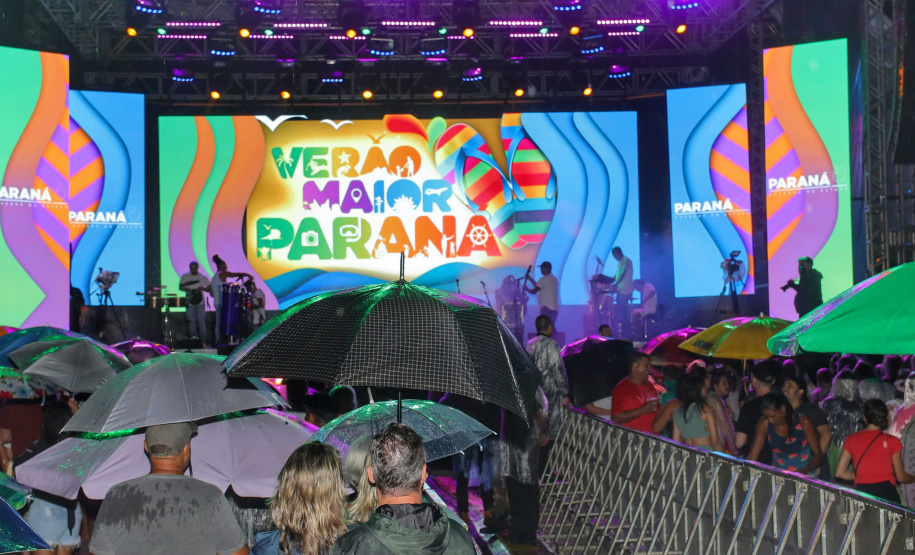 Em clima de pré-Carnaval, Ara Ketu e Sempre Tem espantam a chuva e animam o Litoral