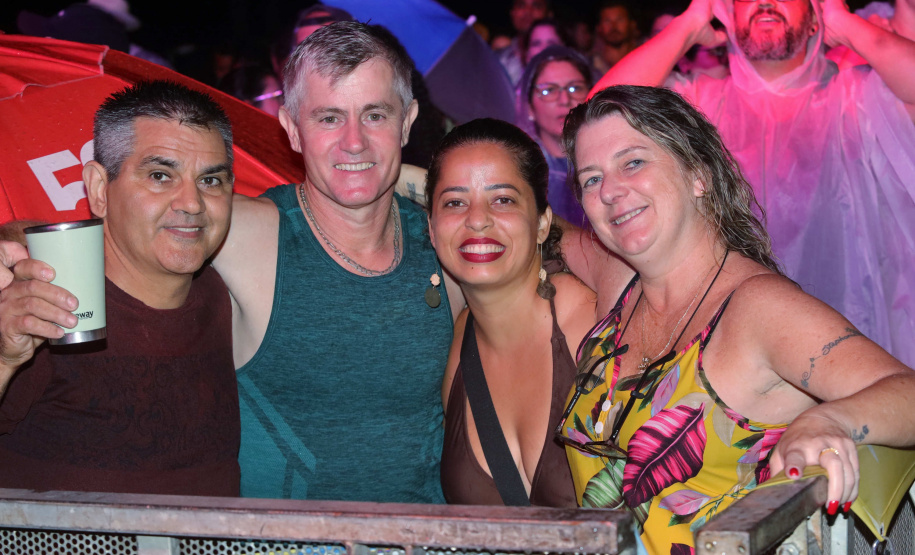 Em clima de pré-Carnaval, Ara Ketu e Sempre Tem espantam a chuva e animam o Litoral