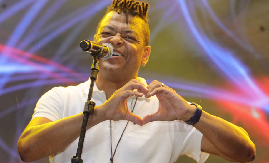 Em clima de pré-Carnaval, Ara Ketu e Sempre Tem espantam a chuva e animam o Litoral