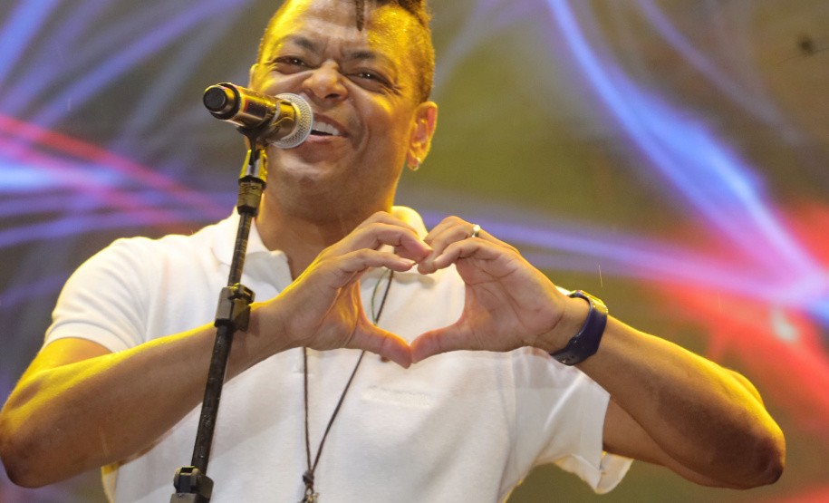 Em clima de pré-Carnaval, Ara Ketu e Sempre Tem espantam a chuva e animam o Litoral