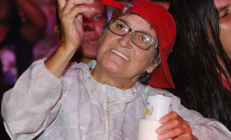 Em clima de pré-Carnaval, Ara Ketu e Sempre Tem espantam a chuva e animam o Litoral