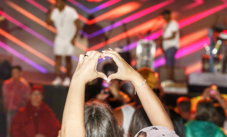 Em clima de pré-Carnaval, Ara Ketu e Sempre Tem espantam a chuva e animam o Litoral