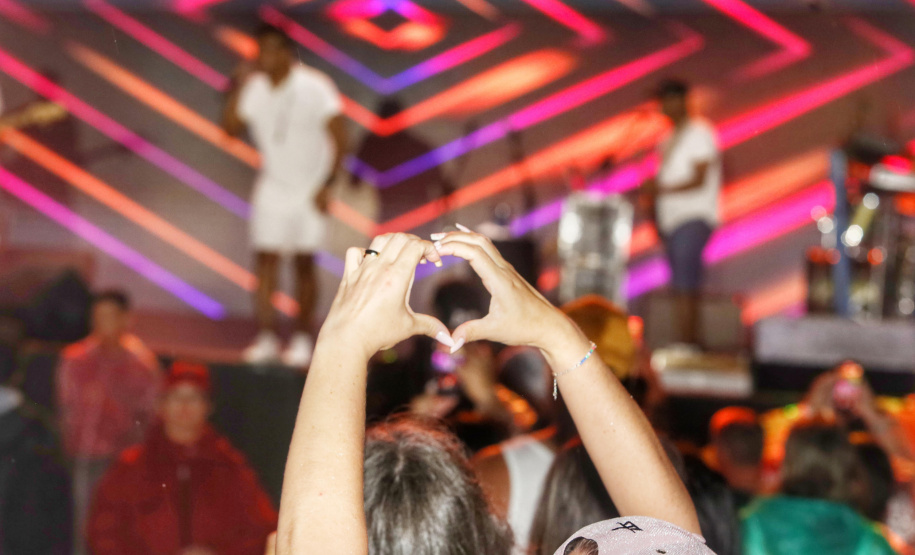 Em clima de pré-Carnaval, Ara Ketu e Sempre Tem espantam a chuva e animam o Litoral