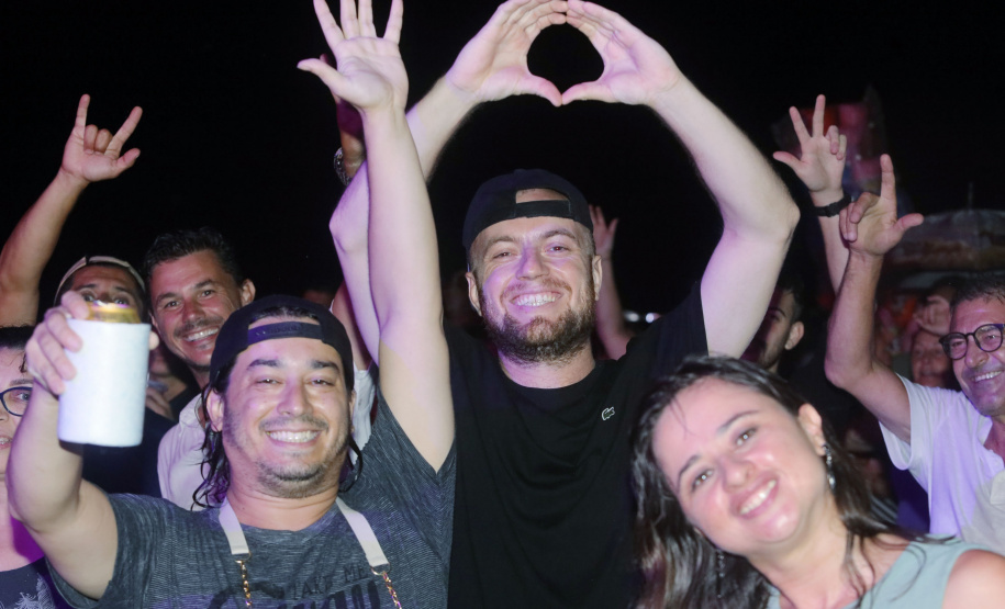 Em clima de pré-Carnaval, Ara Ketu e Sempre Tem espantam a chuva e animam o Litoral