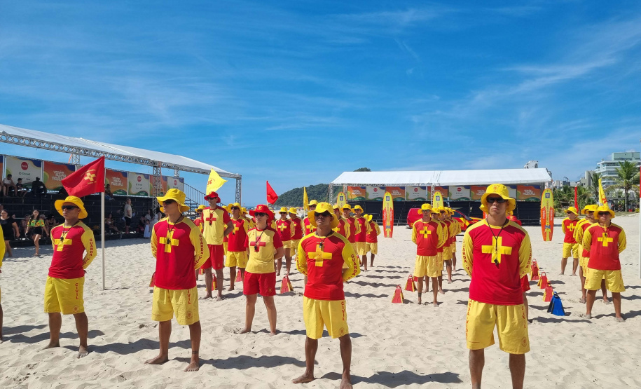 Corpo De Bombeiros forma novos Guarda-Vidas Civil durante o Verão Maior Paraná