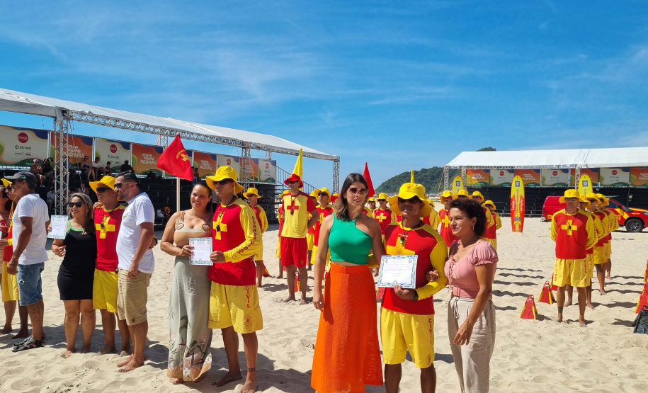 Corpo De Bombeiros forma novos Guarda-Vidas Civil durante o Verão Maior Paraná
