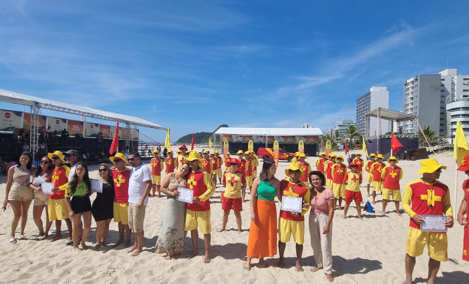 Corpo De Bombeiros forma novos Guarda-Vidas Civil durante o Verão Maior Paraná